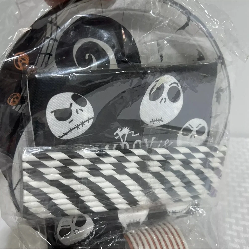 HALLOWEEN PARTY SERVES 10. INCLUDES 10 EACH OF PLATES, SAUCERS, CUPS, NAPKINS